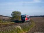 Eine RB von Leipzig Hbf nach Saalfeld (Saale) biegt um die Kurve zum kleinen Bedarfshaltepunkt Traun auf der Strecke Saalfeld - Gera.